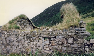 Ruined castle in the foreground of the Derryveagh Mountains